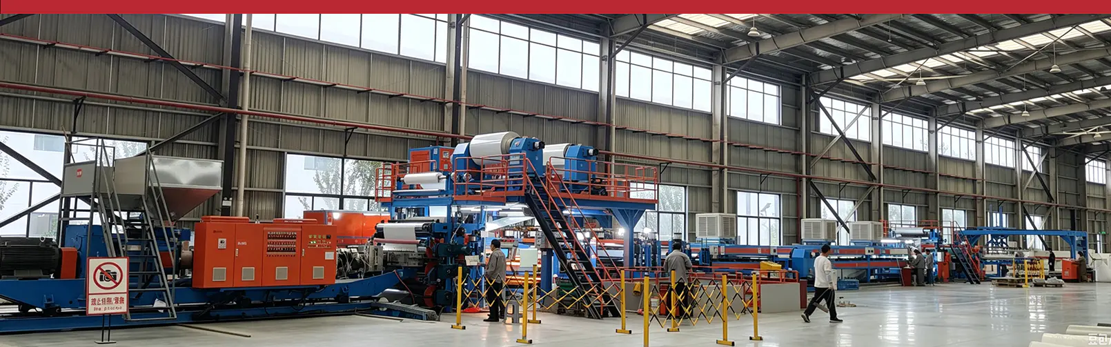 Extruderingstyp Noll vattenabsorberande A2 obrännbar metall (aluminium） Produktionslinje för kompositpaneler